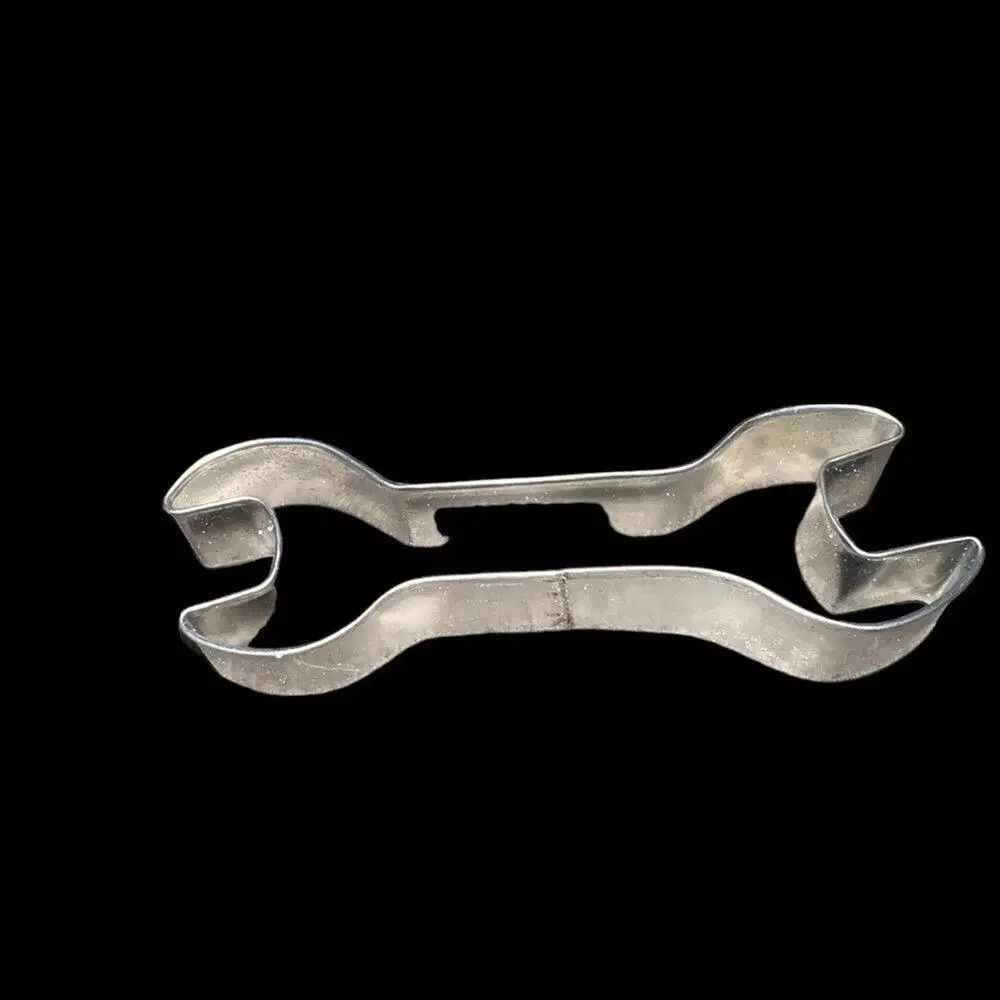 Set of 19 metal/aluminum cookie cutters‎ various shapes animals hearts vehicles